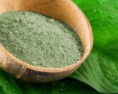 O tratamento natural de saúde e beleza feito com argilas curativas.